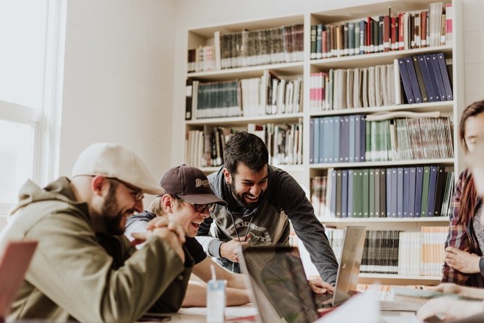 Étudiants travaillant ensemble