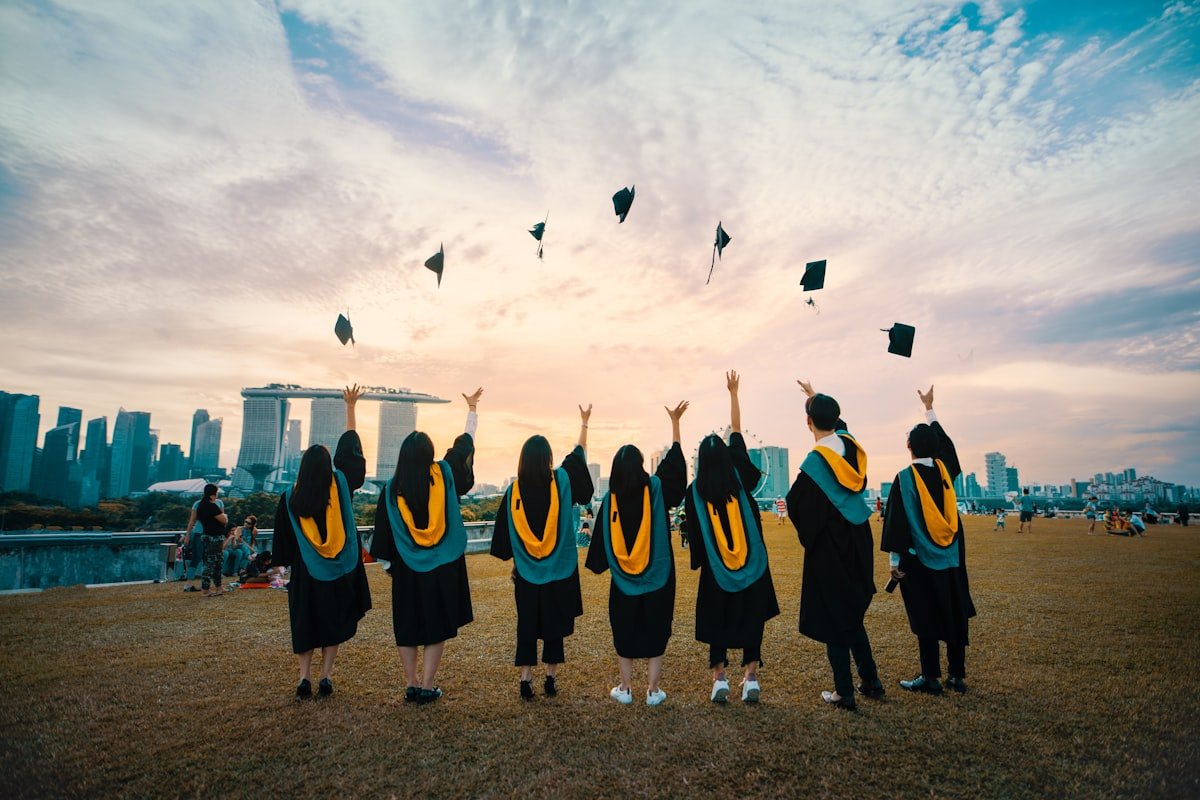 Étudiants célébrant leur diplôme